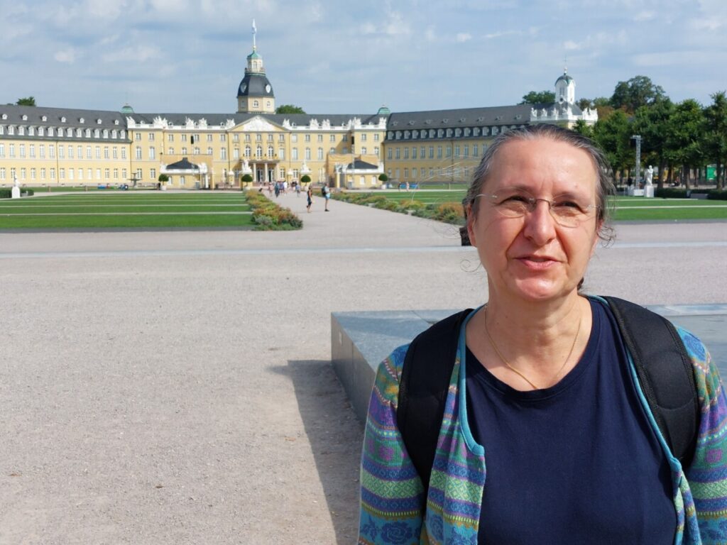 Gundula vor dem Karlsruher Schloss