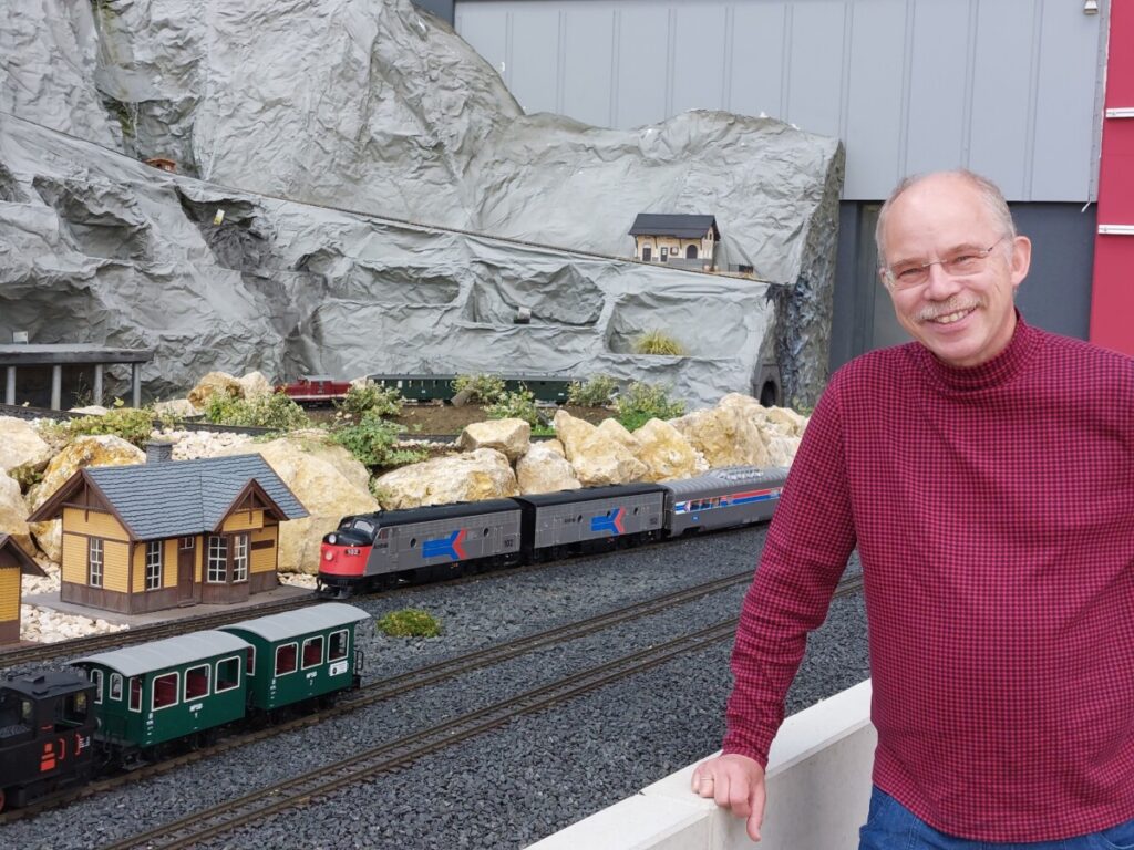 Michael vor dem Märklineum (mit amerikanischem Amtrak-Zug)