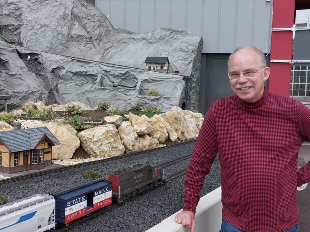 Michael vor dem Märklineum (mit amerikanischem Southern-Pacific-Zug)