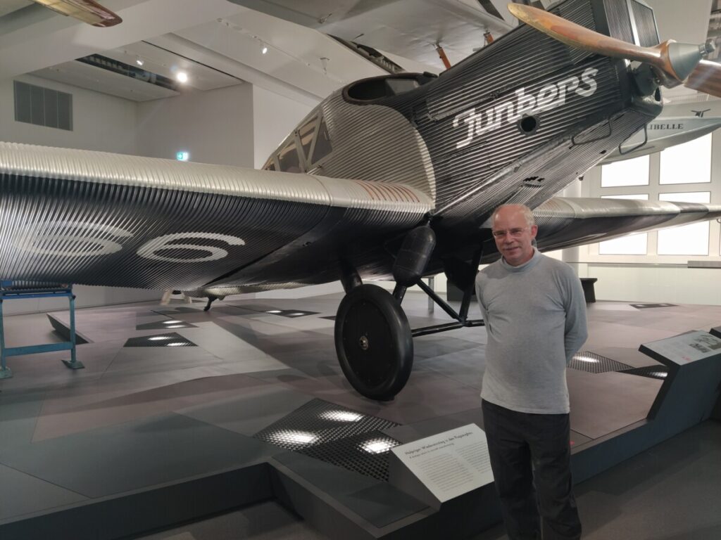 Michael vor einem alten Junkers-Flugzeug