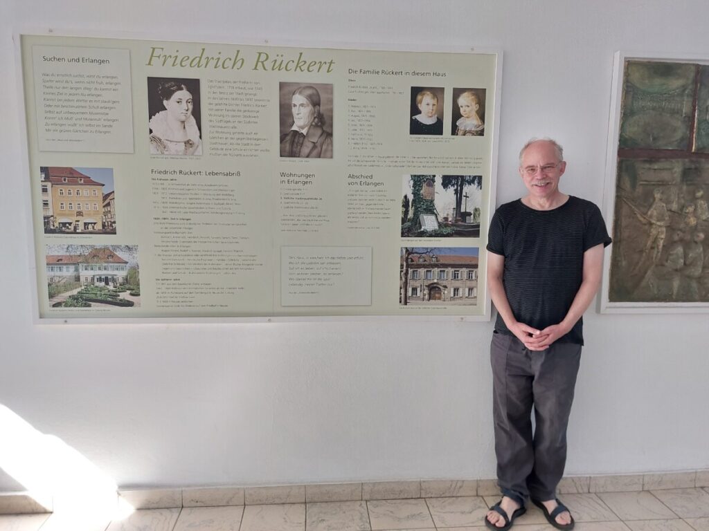 Michael vor der Infotafel zu Friedrich Rückert