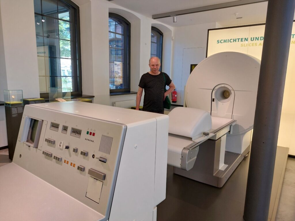 Michael neben einem der ersten CT-Geräte