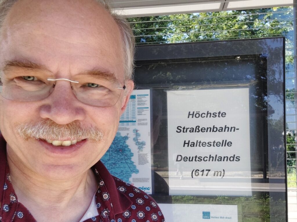 Michael an Deutschlands höchster Straßenbahnhaltestelle in Ulm