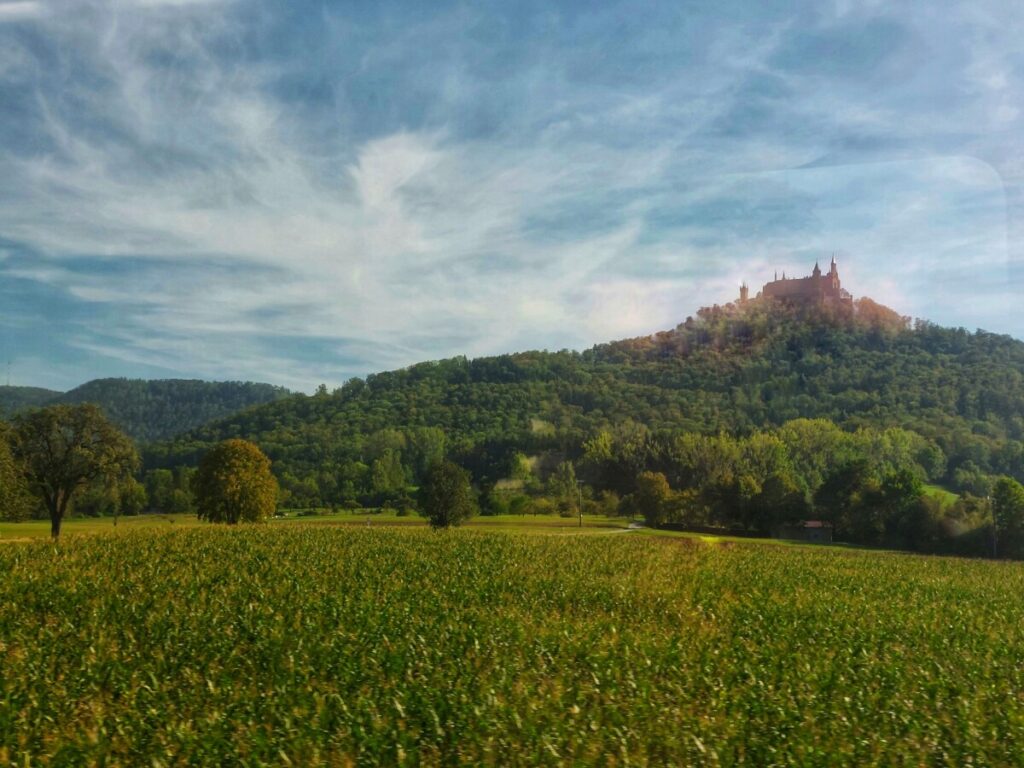 Burg Hohenzollern, aus dem Zug fotografiert
