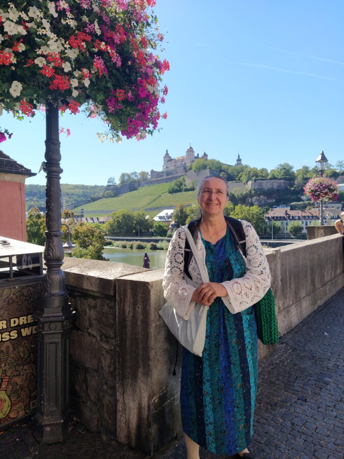 Gundula am Main vor der Festung Marienberg