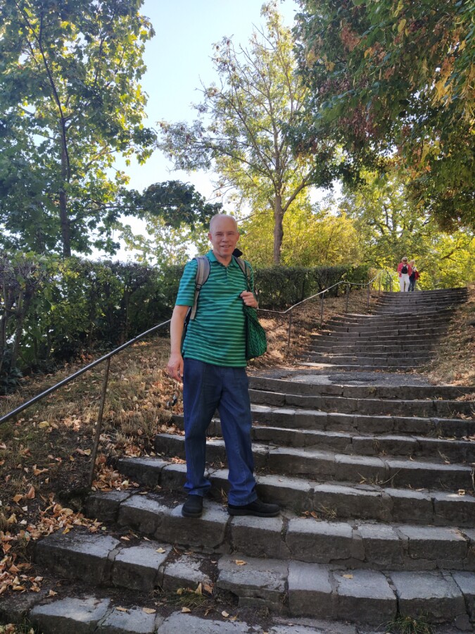 Michael auf der Treppe hoch zum Marienberg