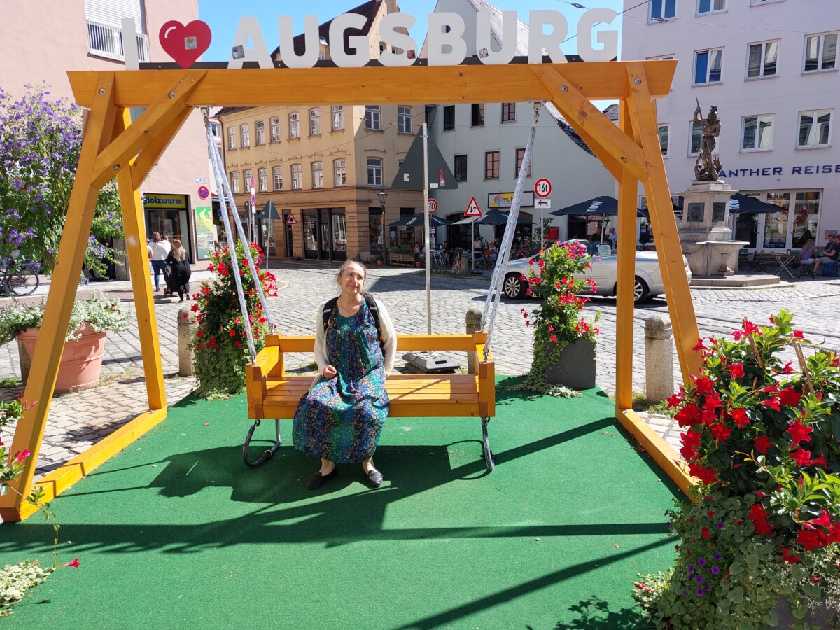 Gundula auf der Schaukel in Augsburg