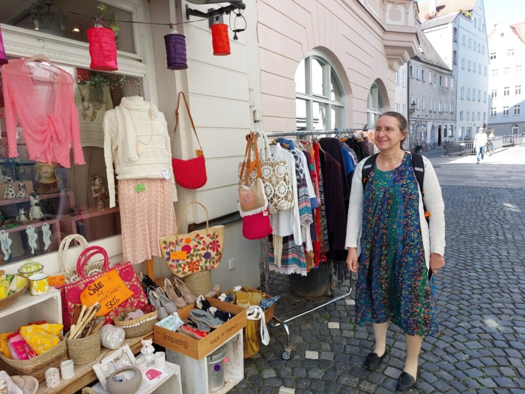 Gundula vor einem tollen Laden in augsburg